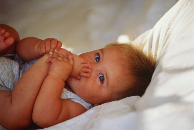 Hva skal erstatte de vanlige lekene til babyen: hverdagens gjenstander