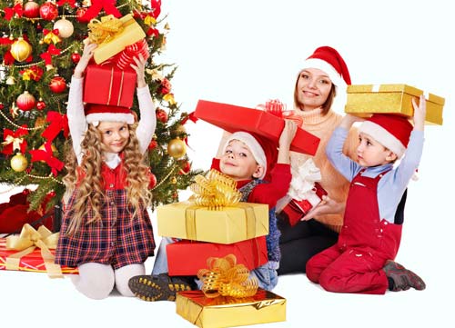 familie i nærheten av juletreet
