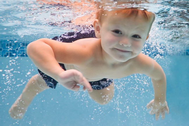 Hvordan lære å svømme et barn