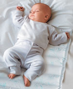 Trenger jeg å swaddle en nyfødt?