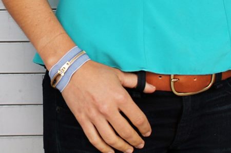 Armbånd for jeans ser stilig ut på armen