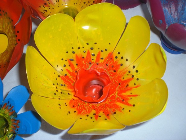 Blomster fra plastflasker: en mesterklasse for å lage plasthåndverk med egne hender Blomster fra plastflasker: en mesterklasse for å lage plasthåndverk med egne hender