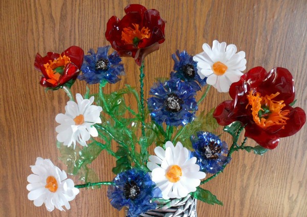 Blomster fra plastflasker: en mesterklasse for å lage plasthåndverk med egne hender