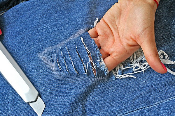 Hvordan lage jeans med scuffs eller revet jeans selv