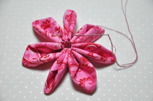 Hvordan lage blomster kanzashi fra et vev med egne hender