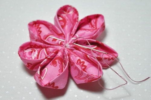 Hvordan lage blomster kanzashi fra et vev med egne hender