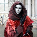 Hvordan lage en maske med egne hender til Halloween?