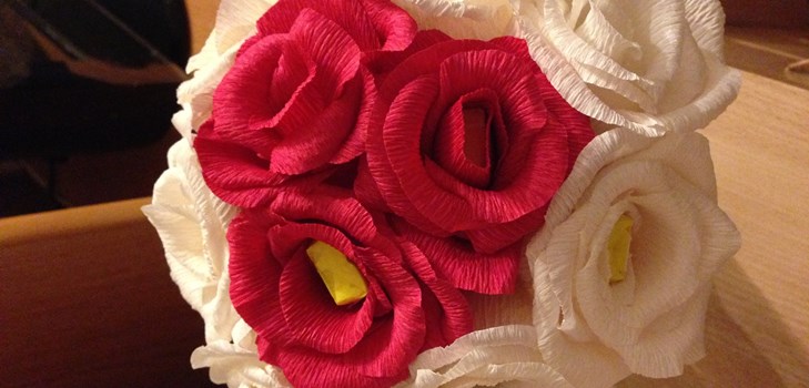 Hvordan lage en rose fra bølgepapp: en mesterklasse Hvordan lage en rose fra bølgepapp: en mesterklasse