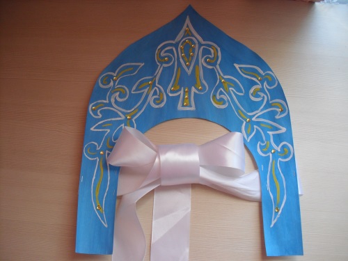 Russisk kokoshnik av papp