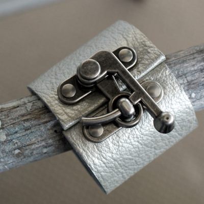 Hvordan lage et bredt menns lær armbånd