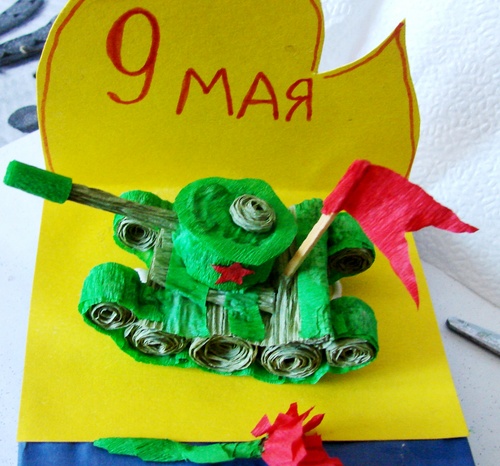 Håndverk for 9. mai med egne hender: en tank med papir