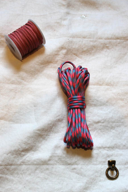 Armbånd med bred ledning og striper av lær