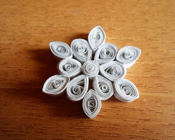Vakre snøfinger for nyttår 2017 med egne hender av papir - diagrammer og bilder i faser. Master klasser for barn på store snøflak i origami teknikk