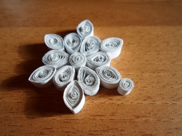 Vakre snøfinger for nyttår 2017 med egne hender av papir - diagrammer og bilder i faser. Master klasser for barn på store snøflak i origami teknikk