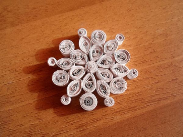 Vakre snøfinger for nyttår 2017 med egne hender av papir - diagrammer og bilder i faser. Master klasser for barn på store snøflak i origami teknikk