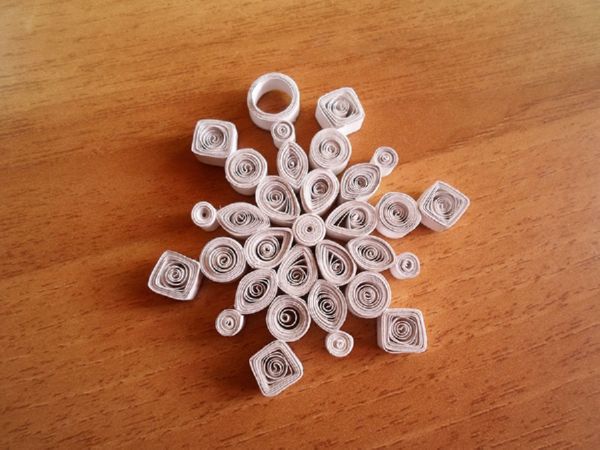 Vakre snøfinger for nyttår 2017 med egne hender av papir - diagrammer og bilder i faser. Master klasser for barn på store snøflak i origami teknikk