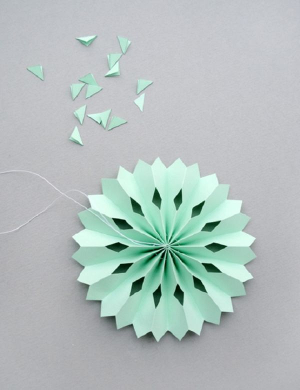 Vakre snøfinger for nyttår 2017 med egne hender av papir - diagrammer og bilder i faser. Master klasser for barn på store snøflak i origami teknikk