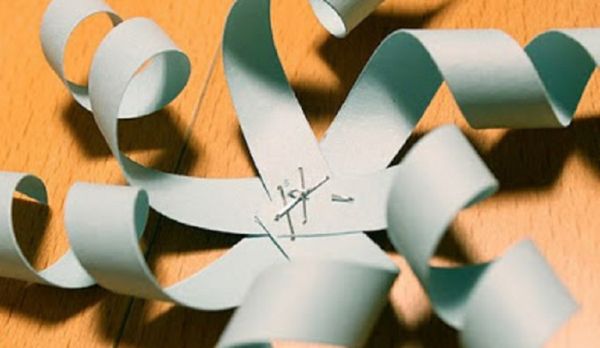 Vakre snøfinger for nyttår 2017 med egne hender av papir - diagrammer og bilder i faser. Master klasser for barn på store snøflak i origami teknikk