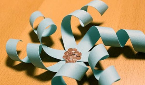 Vakre snøfinger for nyttår 2017 med egne hender av papir - diagrammer og bilder i faser. Master klasser for barn på store snøflak i origami teknikk