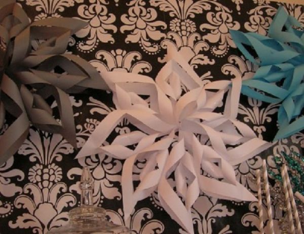 Vakre snøfinger for nyttår 2017 med egne hender av papir - diagrammer og bilder i faser. Master klasser for barn på store snøflak i origami teknikk