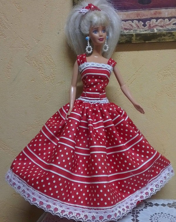 Kjoler til Barbie egne hender - mønstre og mønstre