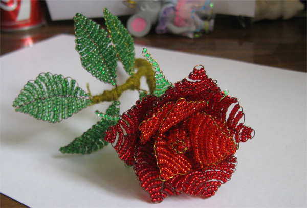 Veving av roser fra perler