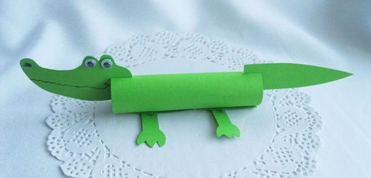 Krokodille laget av farget papir med egne hender
