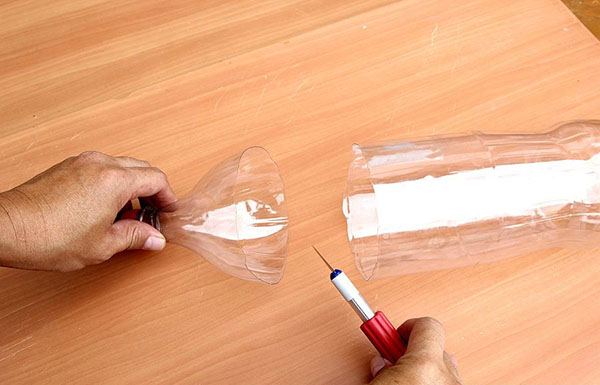 Nytt håndverk fra plastflasker med egne hender til hage og frukthage