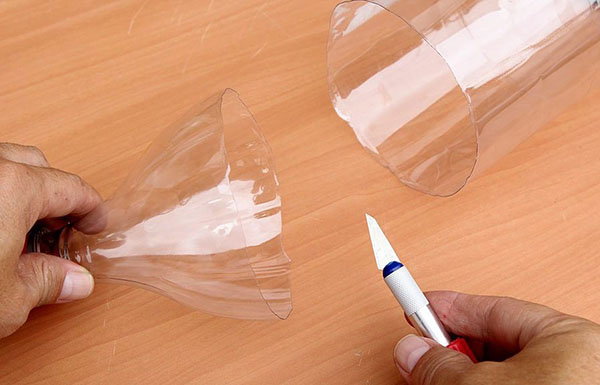 Nytt håndverk fra plastflasker med egne hender til hage og frukthage