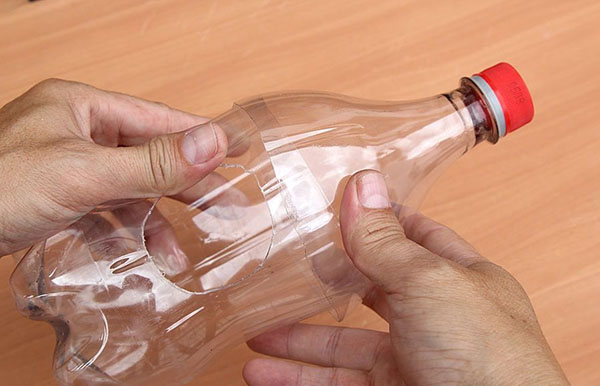 Nytt håndverk fra plastflasker med egne hender til hage og frukthage
