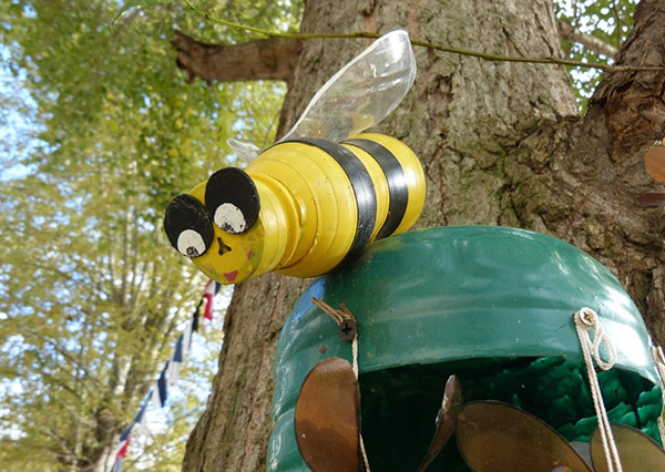Nytt håndverk fra plastflasker med egne hender til hage og frukthage