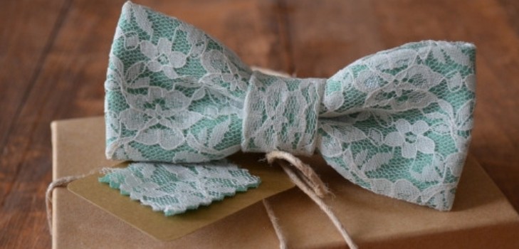 Ordningen om å knytte en sommerfugl og lage en bowtie med egne hender