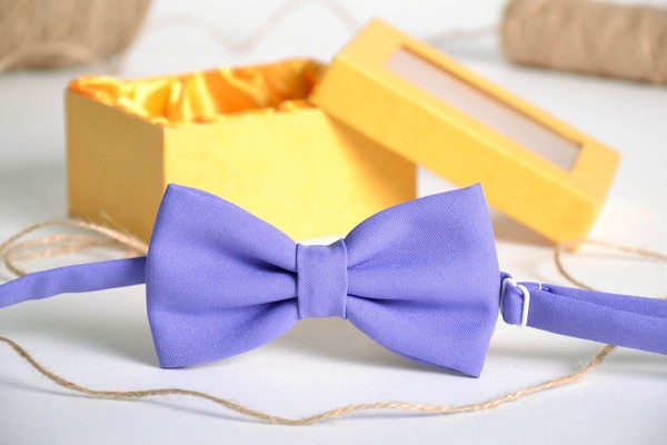 Ordningen om å knytte en sommerfugl og lage en bowtie med egne hender