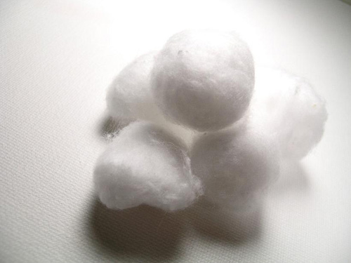 Snøballer laget av bomullsull