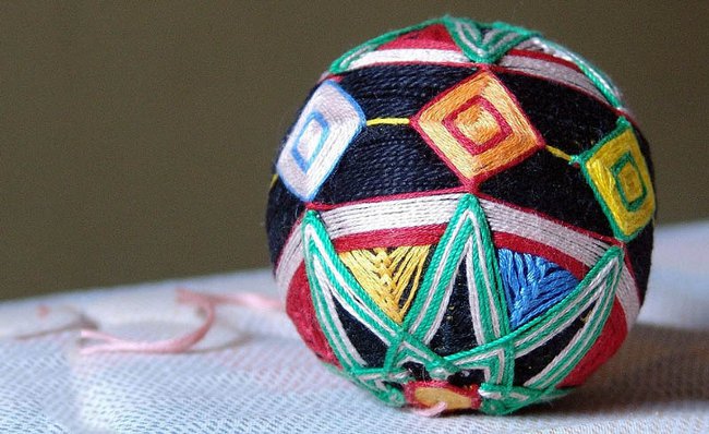Temari: kuler av tråd