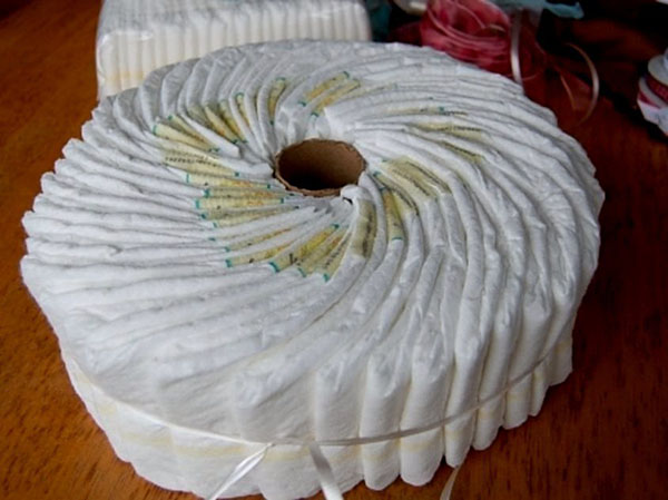 Hvordan lage en kake fra bleier selv