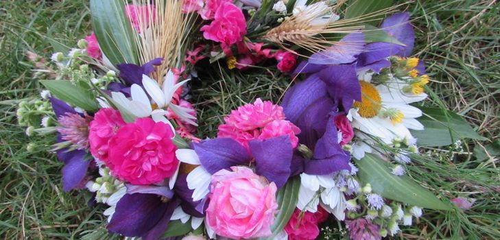 Krans av blomster til bryllupet med egne hender