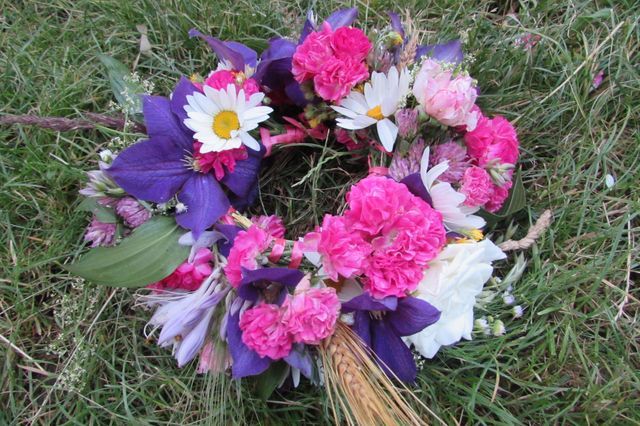 Krans av blomster til bryllupet med egne hender