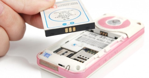 Slik slår du på telefonen uten batteriet
