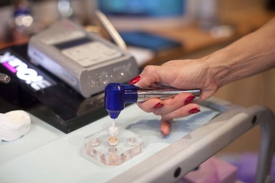 Permanent sminke for å skjule blåmerker under øynene