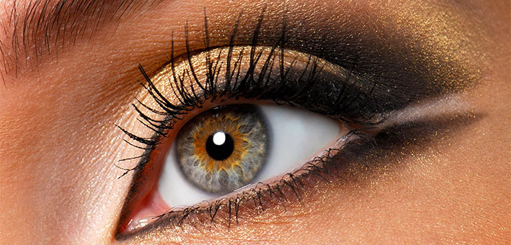 Mascara og en samling av produkter for perfekt sminke. Makeup Trends Fall-Winter 2016