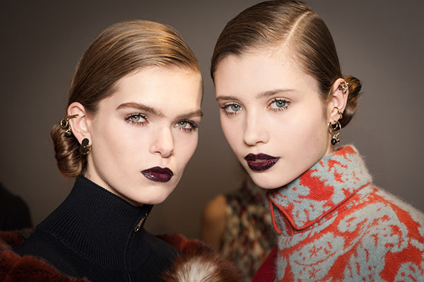 Mascara og en samling av produkter for perfekt sminke. Makeup Trends Fall-Winter 2016