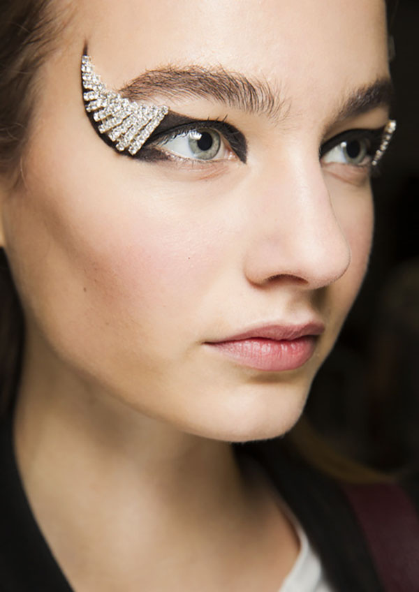 Mascara og en samling av produkter for perfekt sminke. Makeup Trends Fall-Winter 2016