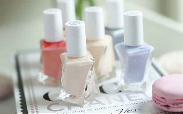 Pastellmanikyr: En samling av lakk Essie Gel Couture Ballet Nudes 2017
