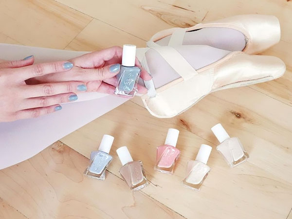 Pastellmanikyr: En samling av lakk Essie Gel Couture Ballet Nudes 2017