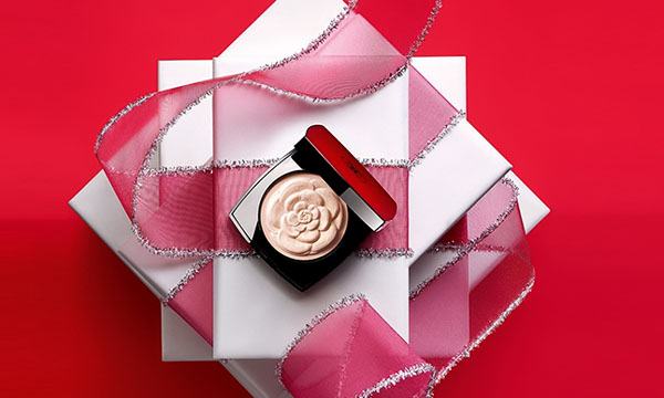 Storslått trio: nyheter Chanel for skinnende sminke