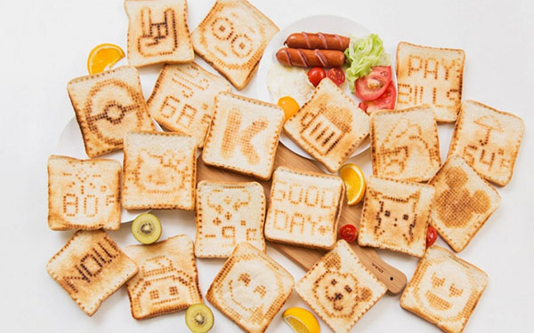 Art-frokost med "smart" Toasteroid brødrister