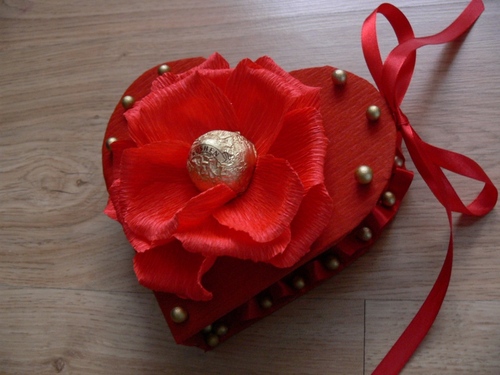 Hva å gi en venn til Valentinsdag: ideer til personliggjørelse