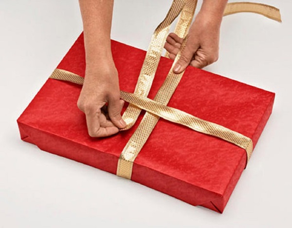 Hvordan pakke en gave i et gavepapir