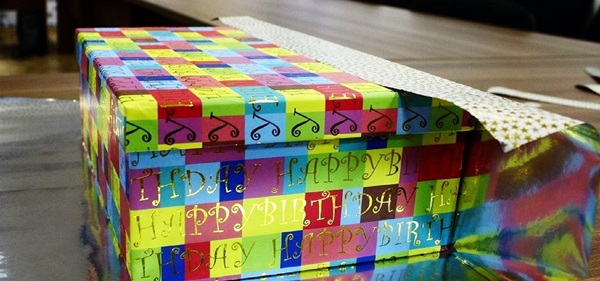Hvordan pakke en gave i et gavepapir